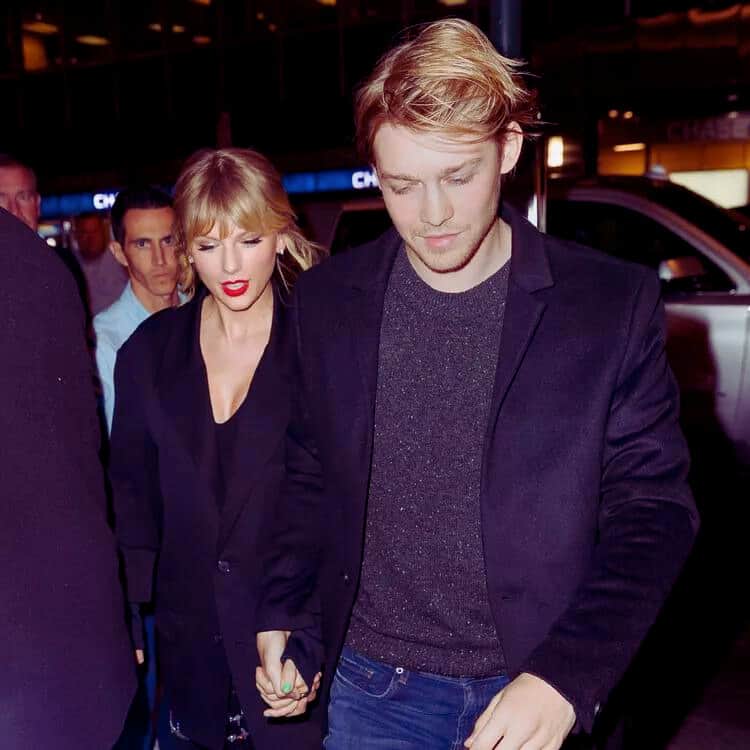 Taylor Swift and Joe Alwyn Engaged